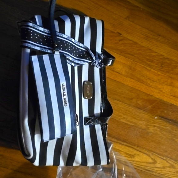 Michael Kors EUC Large Tote with matching wallet - Picture 3 of 3